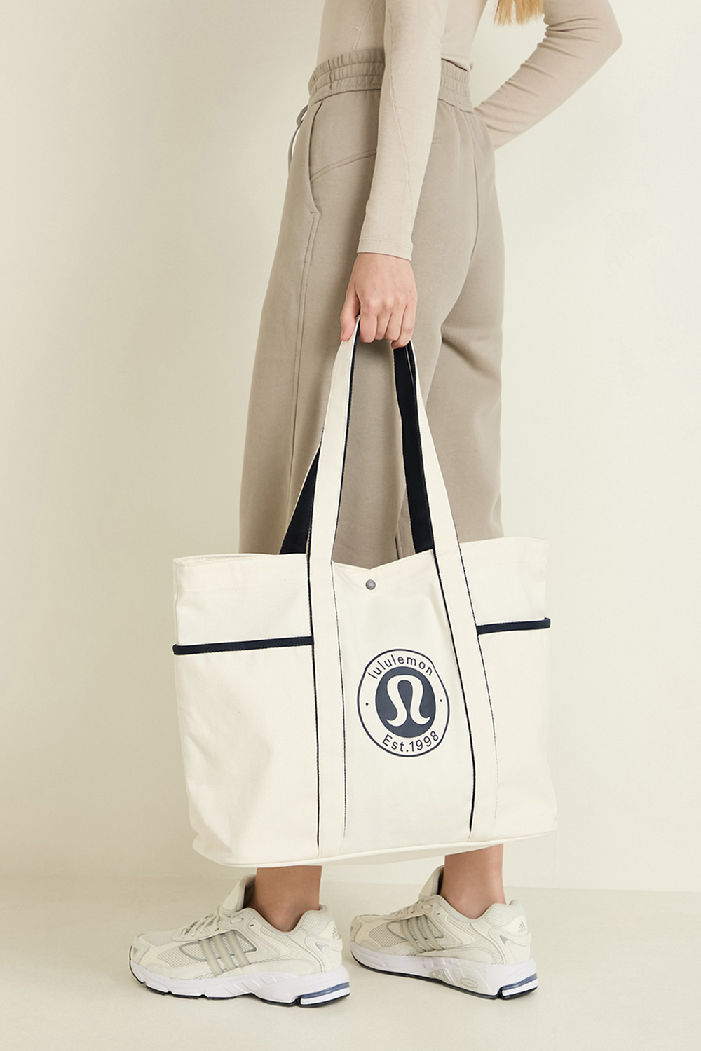 תמונת כל הלוק של Daily Multi-Pocket Tote Bag *Canvas